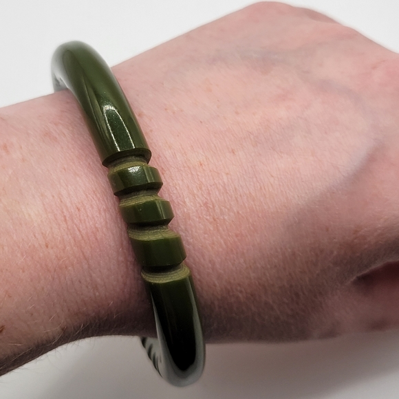 VTG Bakelite Carved Bangle Bracelet | "Spinach" Green | Simichrome Tested - Picture 3 of 8
